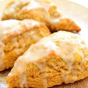 Easy Pumpkin Scones - Butter with a Side of Bread Pumpkin Scones Recipe, Canned Pumpkin Recipes, Scones Recipe Easy, Homemade Scones, Scones Easy, Pumpkin Recipes Easy, Pumpkin Scones, Scones Recipe, Cinnamon Brown