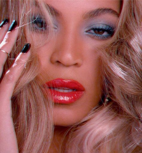 Blow Beyonce Blow, Beyonce Makeup, Beyonce Music, Beyonce Coachella, Beyonce Pictures, Y2k Makeup, Beyonce Style, Beyoncé Giselle Knowles-carter, Beyoncé Giselle Knowles