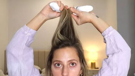 This is a guide on TikTok sock curls. Learn how to curl hair with socks using this awesome TikTok hack. Curl Hair With Rollers, Sock Curls Tutorial, Hair With Socks, Curling Hair With Socks, Sock Bun Curls, Hair Twist Curls, Hair Rods, Sock Curls, How To Curl Hair