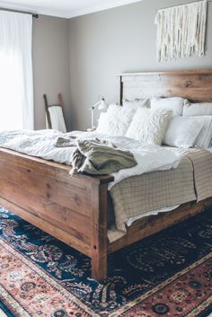 Casa Rock, Hamptons Bedroom, Decor Ikea, European Home Decor, Loft Room, King Bedroom, Wood Bed, Master Bedding, Wood Beds