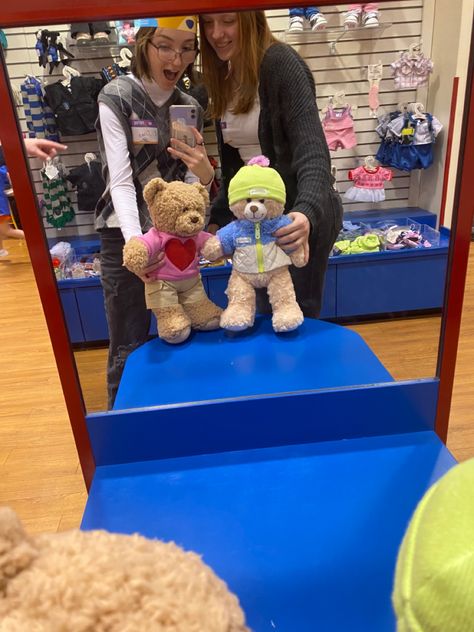 Friend Hangouts Aesthetic, Build A Bear Best Friends, Build A Bear Friends, Build A Bear With Best Friend, Two Friends Hanging Out, Hang Out Activities, Cute Friend Hangout Ideas, Fun Hang Out Ideas Friends, Friend Hangout Ideas At Home