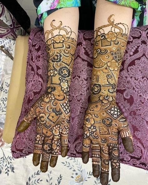 Hindu Bridal Mehndi Designs, Engegment Mehndi Designs, Dulhan Mehndi Designs Indian Weddings, Mehndi Designs For Engagement Brides, Arbi Mehndi, Indian Mehendi Designs, Muslim Engagement Dress, Mehndi Pic, Full Hand Henna