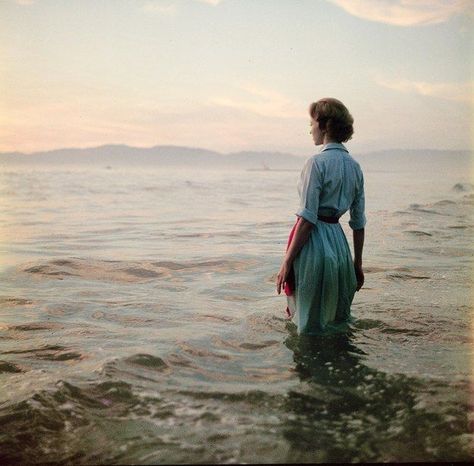 Dream land in the sea. Elisabeth Swan, Mystery Photos, 1950s Girls, Kaptan Jack Sparrow, Vintage Foto's, Vivian Maier, Photo Vintage, Shooting Photo, Jolie Photo