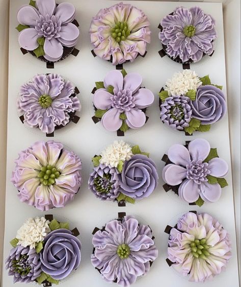 Violet Flower Cupcakes, Purple Flower Cupcakes Ideas, Pretty Flower Cupcakes, Floral Themed Cupcakes, Buttercream Cupcake Flowers, Floral Cupcake Designs, Flower Design Cupcakes, Purple Buttercream Flowers, Elegant Buttercream Cake