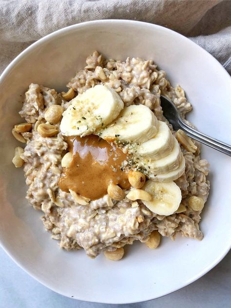 Not only are they perfect for a quick breakfast but there are so many ways to switch them up based off what you’re in the mood for. These peanut butter banana over night oats are one of my go-to’s because I mean does it get any better than the peanut butter and banana combo!? Oat Carrot Cake, Overnight Oats Peanut Butter, Peanut Butter Banana Overnight Oats, Simple Meal Prep, Oats Peanut Butter, Oats Overnight, Prep Breakfast, Banana Overnight Oats, Think Food