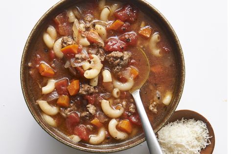 Five Soups for Runners  http://www.runnersworld.com/recipes/five-soups-for-runners?cid=soc_runnersworld_TWITTER_Runner%25E2%2580%2599s%2520World__Recipes_Nutrition_Recipes Runners World Recipes, Runner Recipes, Tomato Beef, Runner Diet, Runners Food, Running Food, Sweet Onions, Spicy Salmon, Runner's World