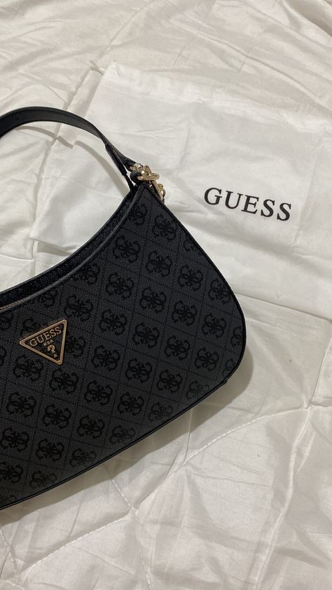 Guess Bag Outfit, Expensive Purses, Bag Guess, Classy Purses, Guess Handbag, My Style Bags, Guess Bag, Purse Essentials, Handbag Essentials