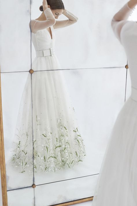 Carolina Herrera Fall 2018  GABRIELLA Carolina Herrera Wedding Dress, Wedding Gown Trends, Carolina Herrera Bridal, Tight Wedding Dress, Long Sleeve Wedding Gowns, Most Beautiful Wedding Dresses, Pretty Wedding Dresses, Red Wedding Dresses, Wedding Dresses Corset