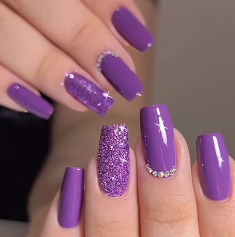 Simple Purple And Silver Nails, Purple Nail With Glitter, Purple Nail Designs With Glitter, Purple Nails Designs Glitter, Glittery Purple Nails, Nails Roxo, Bright Purple Nails, Purple Nails With Glitter, Purple And Silver Nails