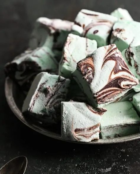 Homemade Marshmallow Recipe, Gourmet Marshmallow, Rainbow Cakes, Flavored Marshmallows, Peppermint Marshmallows, How To Make Marshmallows, Recipes With Marshmallows, Candy Recipes Homemade, Homemade Marshmallows