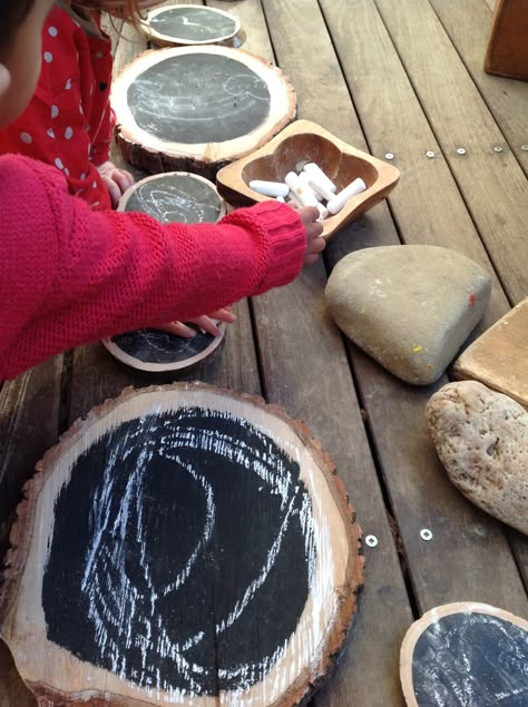 Forest School Toys, Diy Forest School Area, Forest School Ideas Outdoor Play, Children’s Garden, Nature Play Backyard, Waldorf Garden, School Outdoor Classroom, School Garden Ideas, Outdoor Classroom Ideas