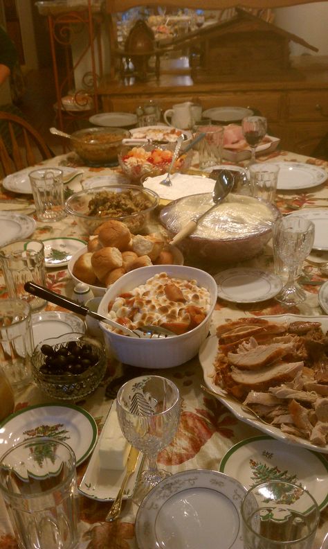 Cooking Thanksgiving Dinner Aesthetic, Southern Cooking Aesthetic, Christmas Dinner Aesthetic Food, Christmas Lunch Aesthetic, Feast Aesthetic, Pilgrim Aesthetic, Lunch At Home, Friendsgiving Dinner, Easy Lunch Ideas