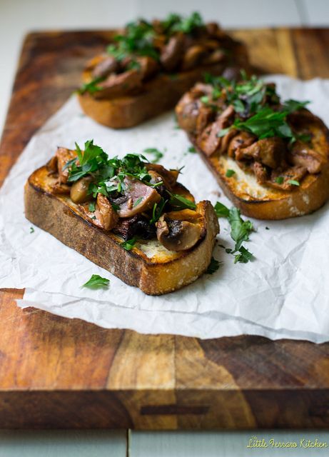 Roasted Mushroom Crostini with Wine and Herbs via LittleFerraroKitchen.com by FerraroKitchen1, via Flickr Mushroom Crostini, Tapas Recipes, Roasted Mushrooms, Appetizers For Party, Clean Eating Snacks, Appetizer Snacks, Bon Appetit, Finger Foods, Love Food