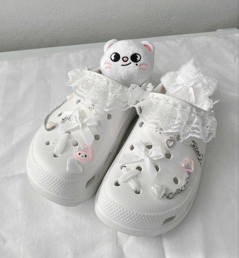 Jibbitz Crocs Ideas White, Cute White Crocs, Croc Decor Ideas, White Crocs Aesthetic, Girly Crocs, Crock Ideas, Croc Decor, Jibbitz Ideas, Crocs Aesthetic