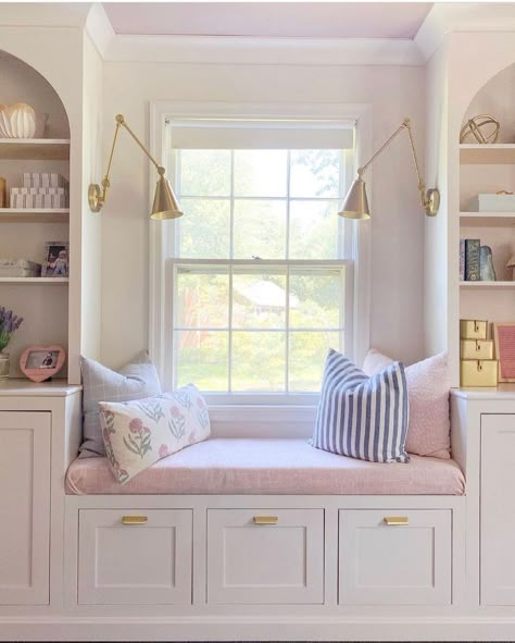 Above Headboard Decor, Window Seat Bedroom, Twin Girls Bedroom, Bedroom Bench Seat, Twin Girl Bedrooms, Bedroom Window Seat, Twin Canopy Bed, Small Guest Rooms, Cozy Window Seat