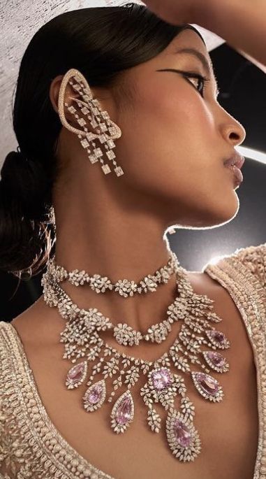 Lakshmi Jewellery, Diamond Chocker, Big Diamonds Necklace, Indian Bridal Necklace, Diamond Photography, Ear Tops, Western Necklace, Bridal Jewellery Inspiration, Neck Pieces Jewelry