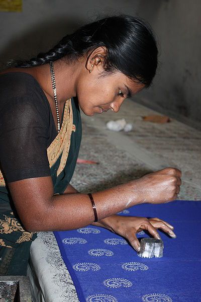 Woman block printing Block Printing Dupatta Designs, Bollywood Style Pre-draped Art Silk Saree With Block Print, Artistic Block Print Festive Saree, Bollywood Style Block Print Pre-draped Saree In Art Silk, Block Stamping, Printing Idea, Indian Wood Block Printing, Block Painting, Repeat Prints