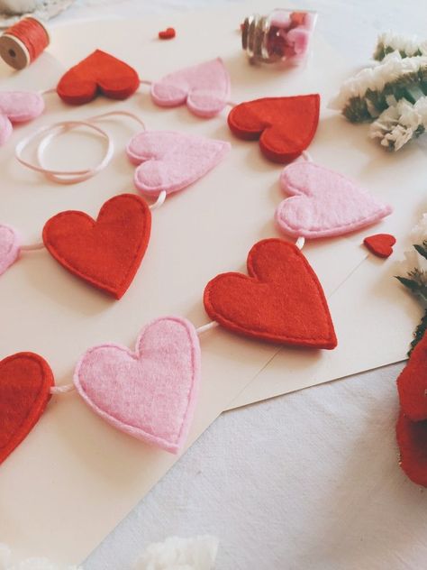 Diy Felt Heart Garland, Valentines Day Felt Garland, Valentine's Garland Diy, Heart Felt Garland, Valentines Diy Garland, Felt Valentines Garland, Felt Crafts Valentines Day, How To Make Felt Garland, Spring Felt Garland