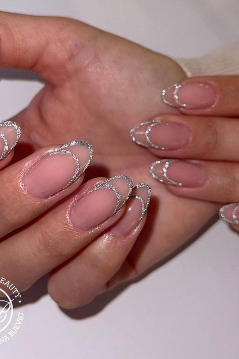 Silver French Tip Outline, Gliterry Nails Design French Tip, Glitter Outline French Nails, Dip Nails With Tips Ideas, Silver Elegant Nails, French Tips Nail Ideas, Pink Nails With Silver Glitter, Silver Glitter French Tip, French Tip Outline