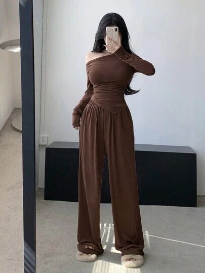 Lounge Pants Outfit, Brown Lounge Pants, Hijab Fashion Casual, All Brown Outfit, Asymmetrical Outfit, Temu Y2k, Wide Leg Pants Outfits, Leg Pants Outfit, Hijab Style Casual