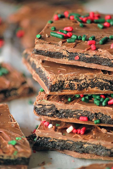 Oreo Bark, Oreo Truffle, Yummy Deserts, Dipped Oreos, Oreo Truffles, Christmas Candy Recipes, Chocolate Cream Cheese, Bark Recipe, Almond Bark