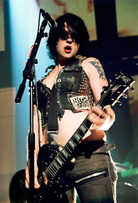 Chicas Punk Rock, The Distillers, Rocker Girl, Women Of Rock, Guitar Girl, Female Guitarist, Riot Grrrl, Female Musicians, Moda Paris