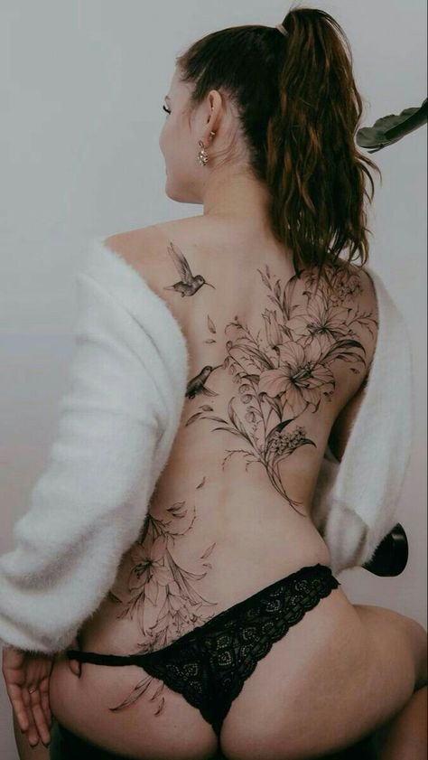 Tattoo Back Women Flowers, Back Tattoos Line Work, Popular Tattoo Styles, Womens Large Tattoos, Floral Back Tattoos For Women, Large Feminine Tattoos, Tattooed Photoshoot, Tattoo On Back For Women, Women Full Back Tattoo