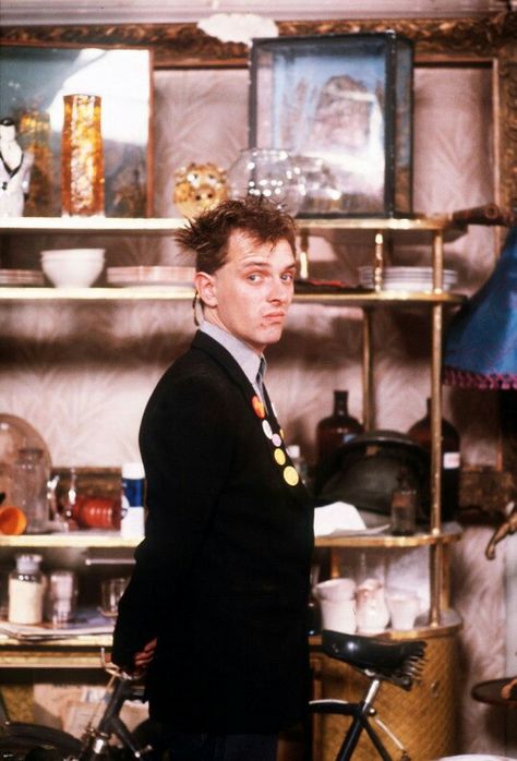 Rik Mayall played Rick in The Young Ones with such bombast and enthusiasm! Rik Mayall Bottom, Rik Mayall, The Young Ones, Comedy Duos, French Movies, British Comedy, First Tv, Black Flag, Perfect Strangers