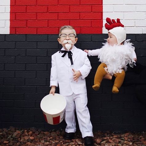 Destination Nursery on Instagram: “Kentucky Fried 😍😍😍 This little kernel + chicken are killing us ♥️♥️♥️ via @masakathryn cutest ever 🙌🏼🙌🏼🙌🏼 #ministyle #halloweenkids…” Kfc Costume, Chicken Costume, Halloween Parejas, Chicken Costumes, Kentucky Fried, Family Costumes, Halloween 2018, Sample Sale, Halloween Costumes For Kids