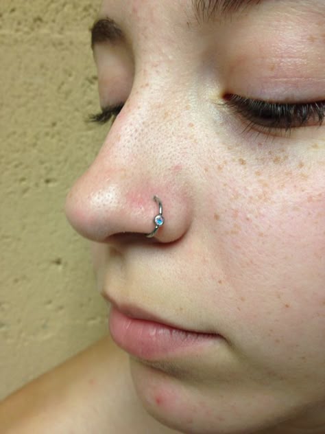 Nostril piercing with cbr gem bead @mastodonpiercing Www.mastodonpiercing.com Fun Nose Piercings, Cute Nostril Piercing, Nostril Piercing Aesthetic, Different Nose Piercings, Nostril Piercing Ring, Piercings Women, Nose Piercing Care, Nostril Piercing Jewelry, Nose Jewels