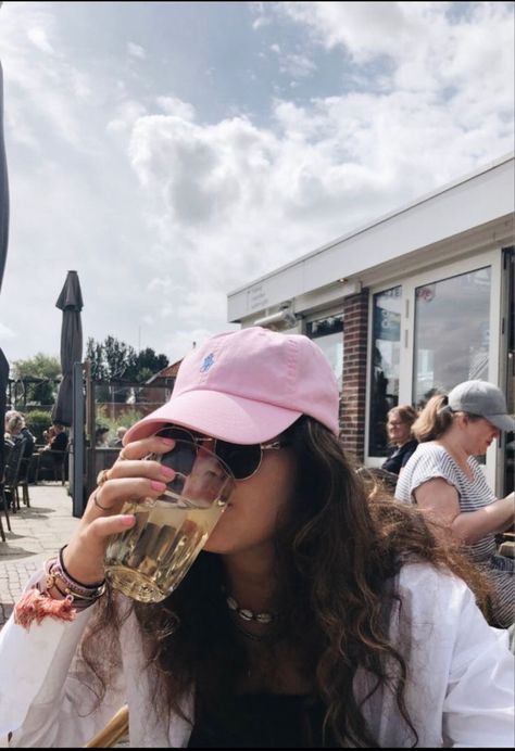 Ralph Lauren Cap Outfit, Pink Baseball Cap Outfit, Ralph Lauren Cap, Pink Ralph Lauren, Chill Style, Baseball Cap Outfit, Pink Baseball Cap, Cap Outfit, 2024 Outfits