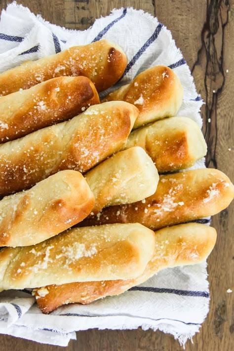 These Bread Machine Breadsticks are soft and delicious! Let your bread machine make the dough, then you can shape it into tasty breadsticks. Then bake and brush with melted butter and Parmesan cheese. Simple and tasty. Bread Machine Breadsticks, Breadstick Recipe, Bread Items, Asada Marinade, Bread Machine Recipes Sweet, Pastries Breakfast, Orange Bread Recipe, Carne Asada Marinade, Mom Meals