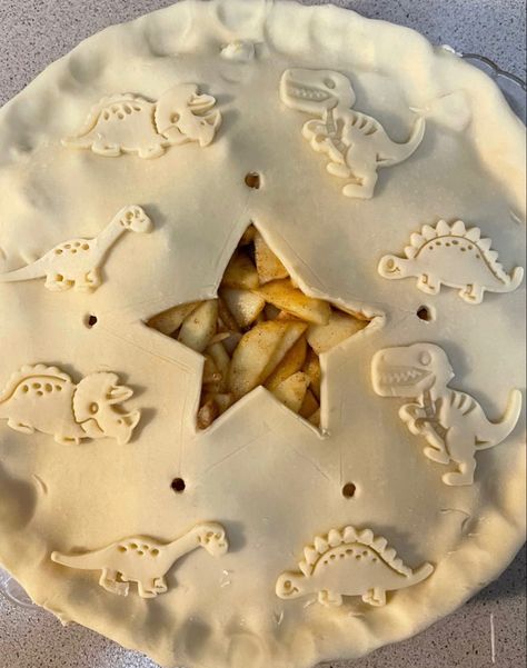 Apple Pie Aesthetic, Dino Food, Dino Aesthetic, Pie Aesthetic, Pie Crust Art, Pie Crust Designs, Cute Baking, Star Food, Cooking Hacks