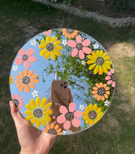 Cute Painted Mirrors, Circle Mirror Painting Ideas Aesthetic, Square Mirror Ideas Diy Paint, Mirror Painting Ideas Aesthetic Flowers, Mirror Doodles Ideas, Circle Mirror Painting, Small Mirror Painting, Diy Mirror Painting, Painting On Mirrors Aesthetic