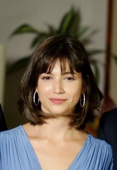 Bob With Bardot Bangs, Bob Hairstyles 90s, 90s Bob Haircut Bangs, 90s Bob With Bangs, Long Layer Bob, Short Hair With Bangs Ideas, Layer Bob, Curly Bobs, Bob Haircuts With Bangs