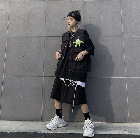 Korean Tomboy Outfits, Oversized Outfit Ideas, Thrift Outfits Ideas, Work Vest, Oversize Outfit, Hypebeast Fashion, Men Outerwear, Practice Outfits, Tomboy Style Outfits