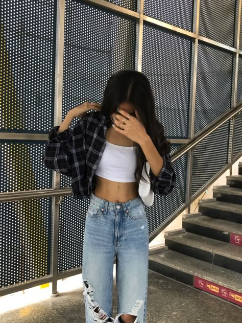 Crop Top Shirt Outfits, Blonde And Blue Hair, Mirror Game, Cute Photo Poses, Snap Photography, Fake Images, Stylish Actresses, Crop Top With Jeans, Baggy Jean