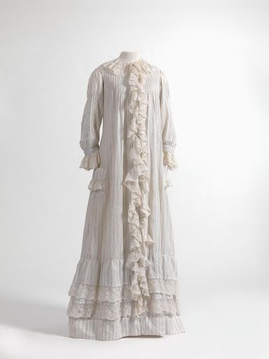 The different forms of negligee inherited from the 18th century continued to exist through the 19th century. Social evolution, with the bourgeoisie increas... 18th Century Nightgown, 19th Century Nightgown, 1860s Nightgown, 50s Nightgown, Irma Vep, Period Fashion, Sleeping Gown, Historical Clothes, 1870s Fashion