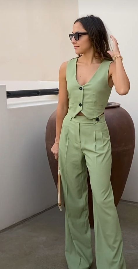 Short Vest Outfits For Women, Vest Outfits For Women, Elegantes Outfit Damen, Rok Outfit, Fashion Work Outfit, Elegant Work Outfits, Chic Work Outfits Women, Work Outfit Ideas, Casual Work Outfits Women