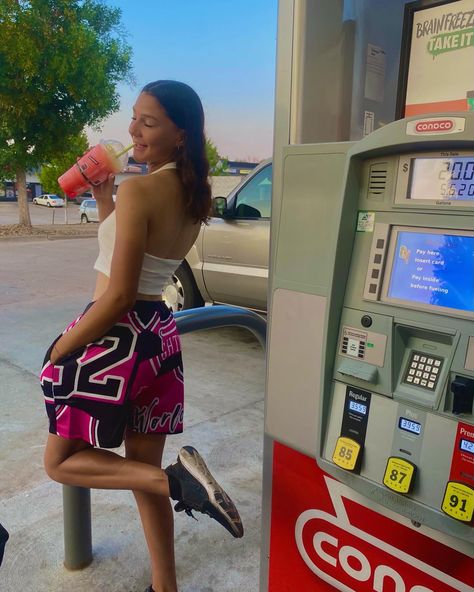 Retro Poses Photo Shoot, Slushie Photoshoot, Tire Shop Photoshoot, Poses For Pictures Instagram Gas Station, Gas Station Instagram Pictures, Skater Girl Photoshoots, Slushies, Instagram Tips, Gas Station