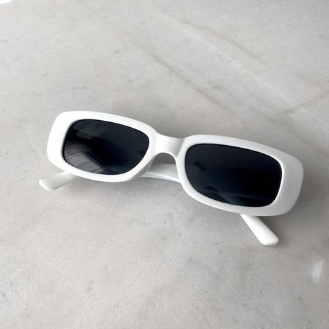 White Fashionable Sunglasses White Rectangle Sunglasses, White Rimmed Sunglasses, Summer Bag Essentials, Pretty Sunglasses, Sunglasses Cute, Fashionable Sunglasses, White Rims, Sunglasses White, Colorful Outfit