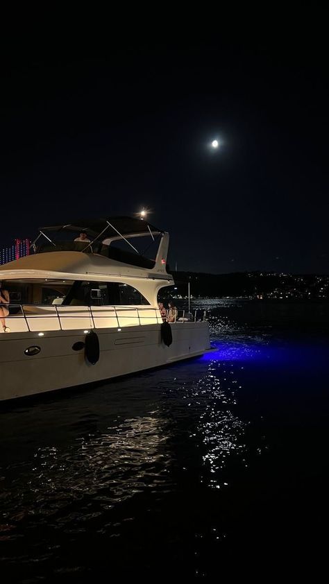 Luxury Life Billionaire, Life Luxury Lifestyle, Jungle Aesthetic, Yacht Aesthetic, Vintage Retro Aesthetic, Aesthetic Edgy, Aesthetic Artsy, Nautical Aesthetic, City Life Photography