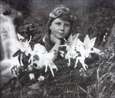 In mid-1917, 9-year-old Frances Griffiths and her 16-year-old cousin Elsie claimed to have seen fairies at the bottom of Elsie's garden. Elsie then borrowed her father's camera to "prove it". When her father developed the plate, it showed Frances surrounded by fairies. Her father was sure that the photos were staged, but Elsie's mother was convinced they were genuine and showed them to her theosophical (a sort of spiritualist) society, and they basically went viral, especially after Sir Arthu... Cottingley Fairies, British Journal Of Photography, Real Fairies, Fairies Photos, Unexplained Mysteries, Famous Photos, Fairy Pictures, Love Fairy, Fairies Elves