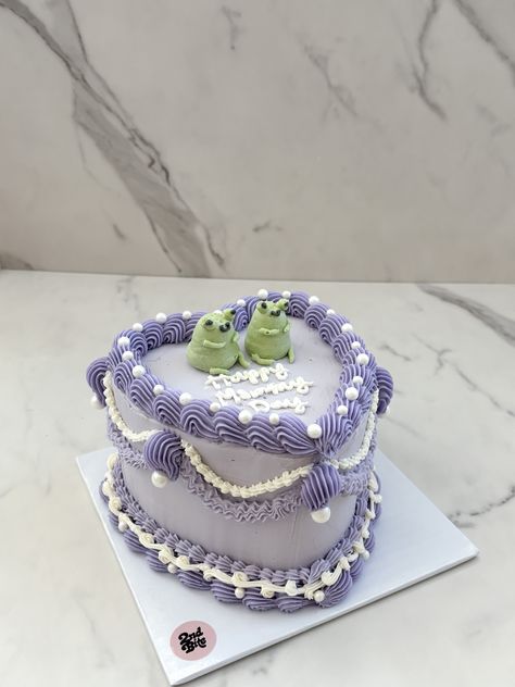 6 inch vintage style heart cake with buttercream frogs Frog Cakes Aesthetic, Frog Wedding Cake, 6 Inch Heart Cake, Frog Heart Cake, Purple Vintage Heart Cake, Vintage Heart Cake Lavender, Frog Heart, Frog Cake, Vintage Frog