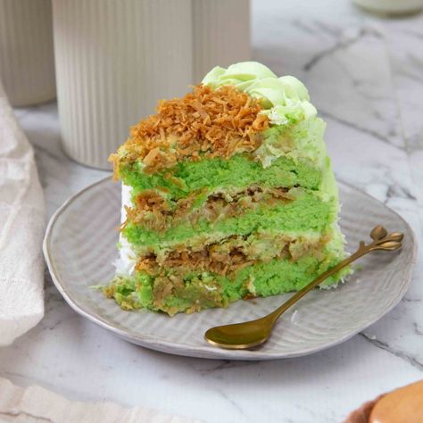 Ondeh Ondeh Cake Recipe, Ondeh Ondeh Cake, Ondeh Ondeh, Pandan Cake, Vietnamese Dessert, Asian Dessert, Brown Sugar Recipes, Glutinous Rice Flour, Banana Cake Recipe