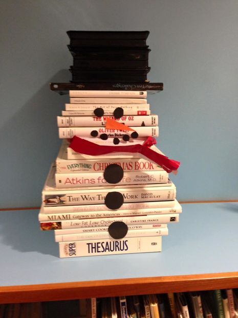 Christmas Library Display, School Library Displays, Book Christmas Tree, Library Book Displays, Book Tree, Library Activities, Book Sculpture, Library Displays, Library Decor