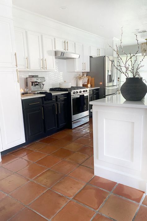 Kitchen Terracotta Floor, Villa Flooring, Saltillo Tile Kitchen, Terracotta Tiles Kitchen, Palm Dessert, Red Tile Floor, Kitchen Floor Tile Design, Downstairs Kitchen, Spanish Floor Tile