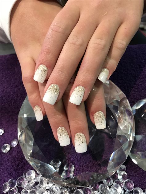 White dip nails with gold glitter fade Gold Glitter Dip Nails, White Dip Nails, Glitter Dip Nails, Nails With Gold Glitter, White Nails With Gold, Faded Nails, Nails With Gold, Homecoming Ideas, Gold Glitter Nails