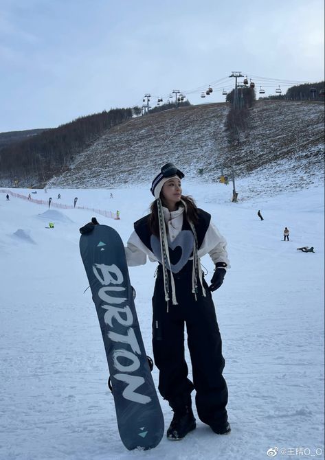 Snowboarding Outfit Baggy, Dope Snowboard Outfit, Snowboard Photo Ideas, Snowboarding Outfit Aesthetic, Cool Snowboarding Outfit, Snow Boarding Aesthetic, Snowboard Outfit Women, Snowboarding Fits, Cute Snowboarding Outfits