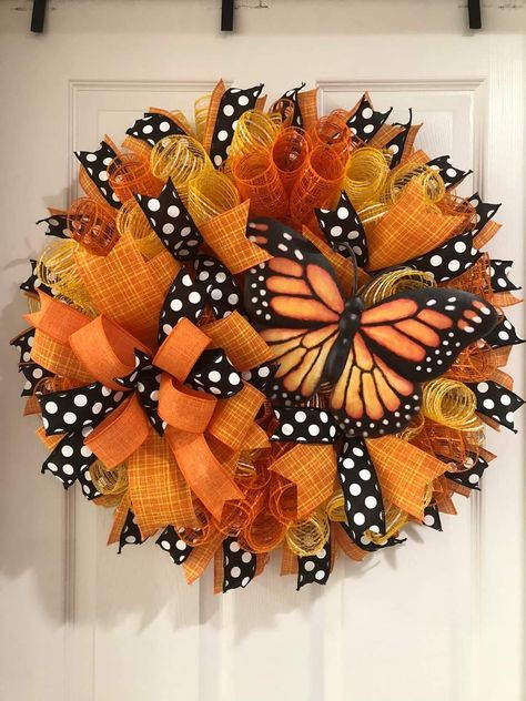 Butterfly Wreath Diy, Sunflower Wreath Diy, Deco Mesh Crafts, Deco Mesh Wreaths Tutorials, Mesh Ribbon Wreaths, Butterfly Wreath, Burlap Flower Wreaths, Fall Decor Wreaths, Deco Mesh Wreaths Diy